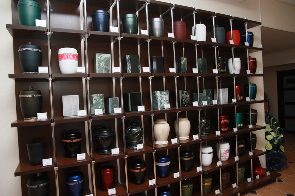 Урна для кремации. Хранение урн с прахом. Урна для праха человека. Хранение урн с прахом. Крематорий урна с прахом.