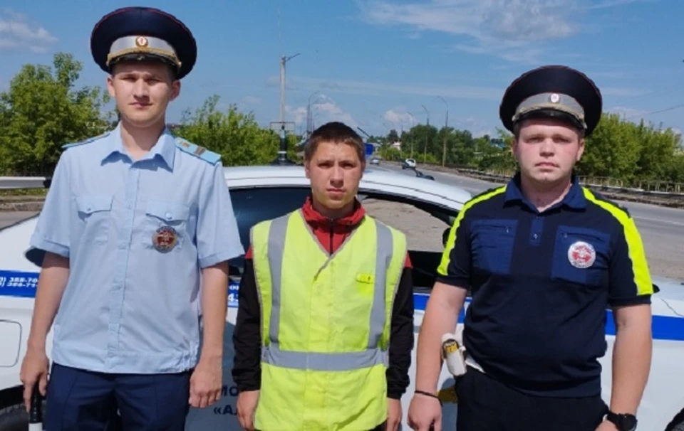 Полицейские спасли восемь человек, включая двоих детей. Фото: ГУ МВД по Свердловской области