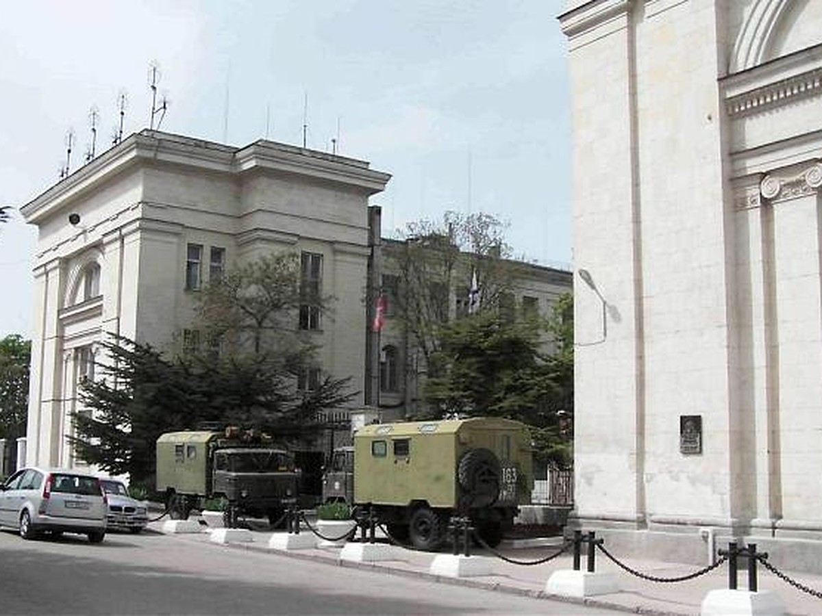 В Севастополе в Штаб ЧФ прилетел БПЛА ВСУ, в результате взрыва пять человек  ранены - KP.RU