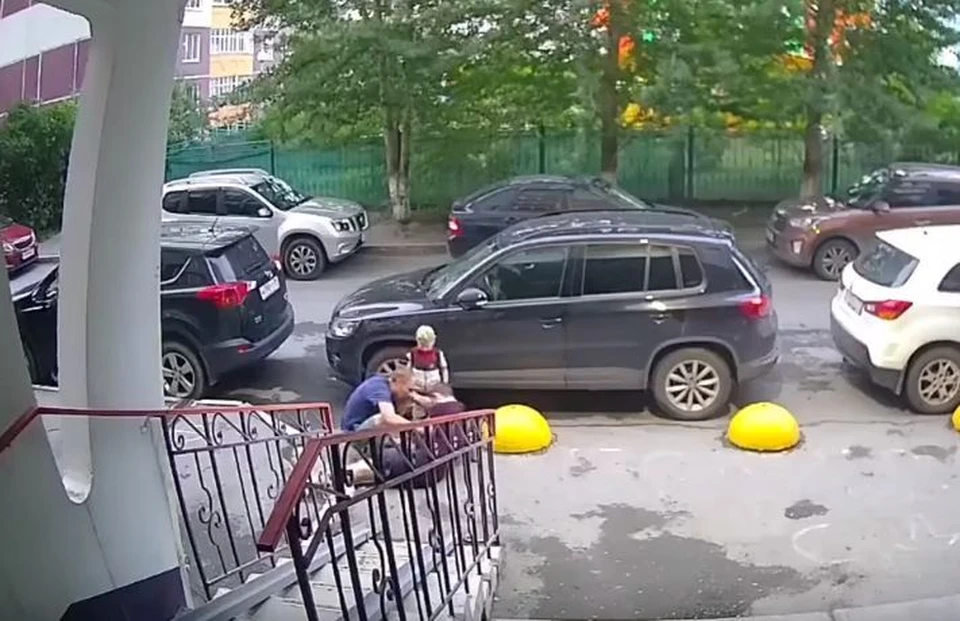 На улице Семенова в Тюмени мужчина при ребенке подрался с прохожим.