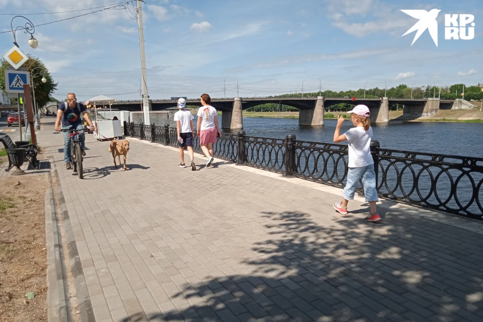 Горожане и туристы активно тестируют новые тротуары на набережных.