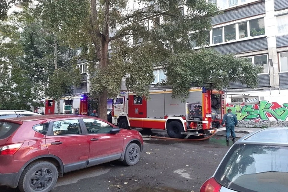 На место оперативно приехали три пожарные машины. Фото: ГУ МЧС по Свердловской области