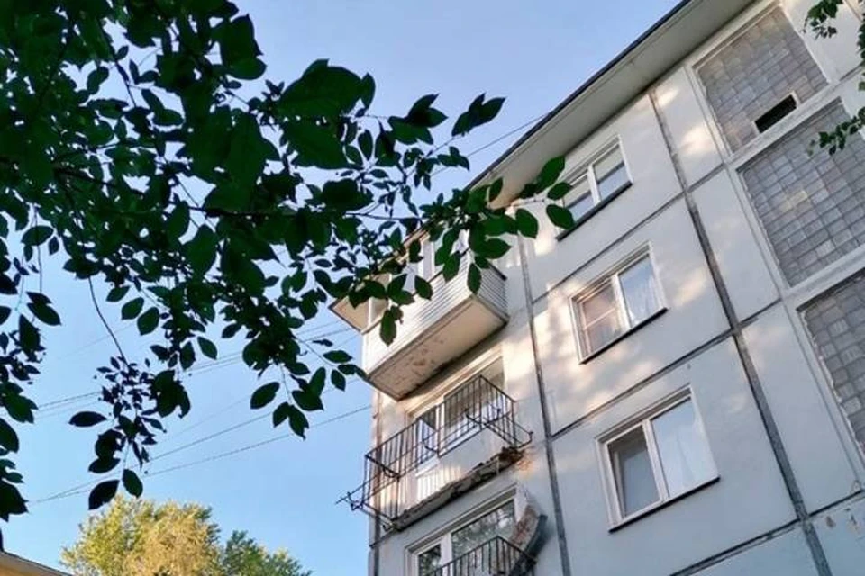Балкон с людьми обрушился в "хрущевке" в Петербурге / Фото: Мегаполис