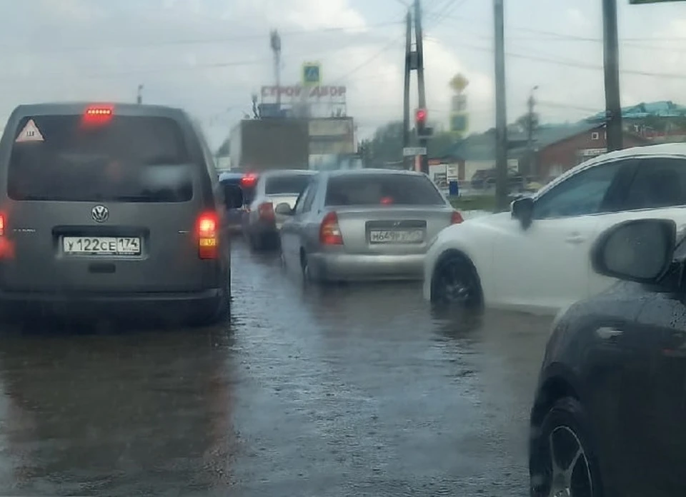 Некоторым машинам пришлось плыть по дорогам. Фото: ВКонтакте