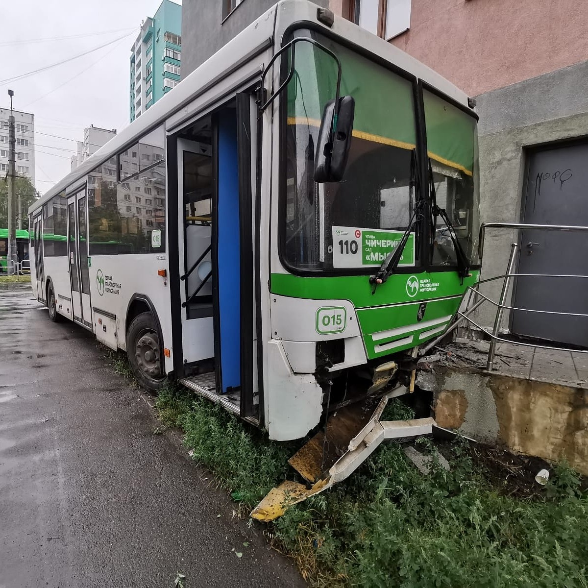 Массовое ДТП с автобусом на Северо-Западе Челябинска попало на видео - KP.RU