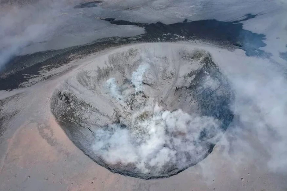 Все покрылось серой коркой: Северо-Курильск забросало вулканическим пеплом. Фото: @the_north_kurils