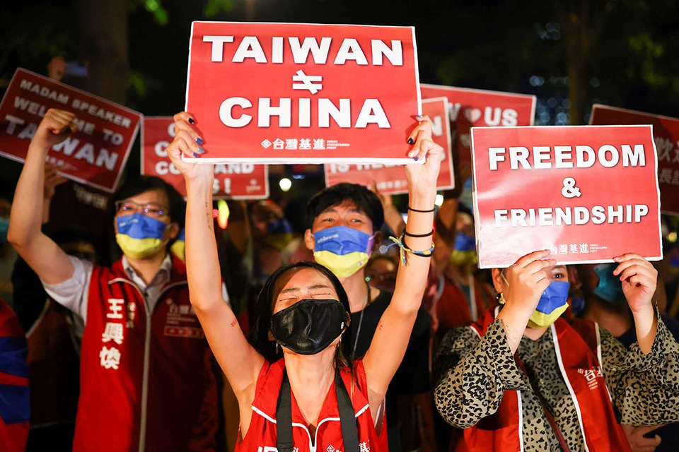 Сторонники "независимого курса" с плакатами "Тайвань - не Китай" приветствуют Нэнси Пелоси, Тайбэй.