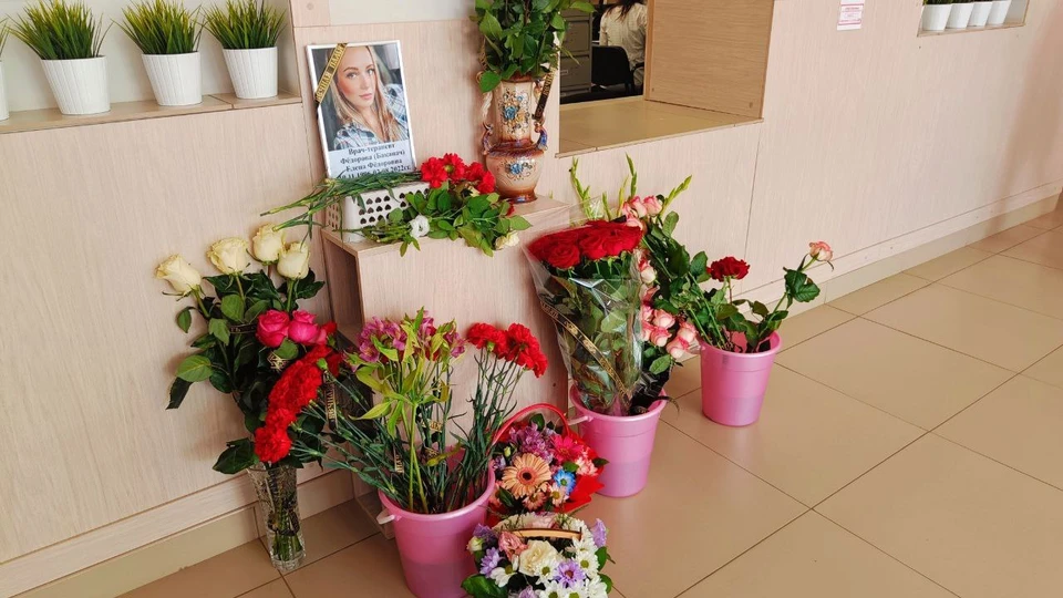 В поликлинику, где работала Елена, оренбуржцы несут цветы, в память о любимом враче