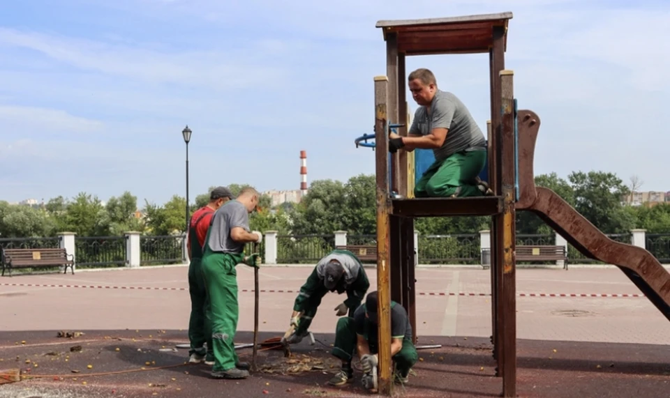 В Смоленске демонтировали старую детскую площадку на Набережной. Фото: пресс-служба администрации города.