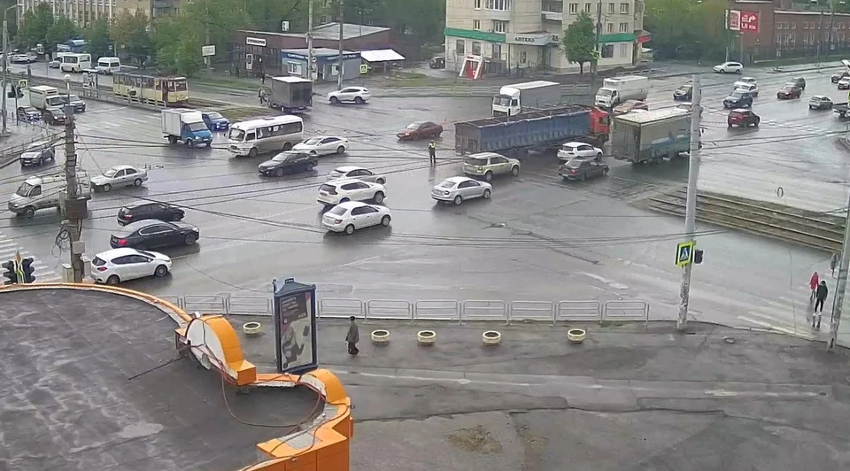 Светофор на Свердловском проспекте неоднократно ломался, а теперь его специально включат. Фото: Интерсвязь