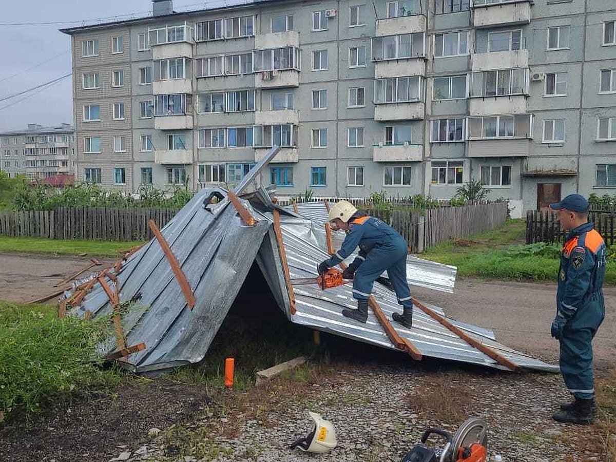 Жители Архары после циклона двое суток сидят без света, еду им приходится  готовить на костре - KP.RU