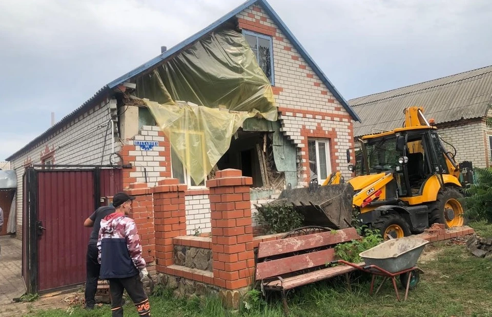 Водитель не справился с управлением и въехал в частый дом. Фото со страницы в VK главы Валуйского городского округа Алексея Дыбова.