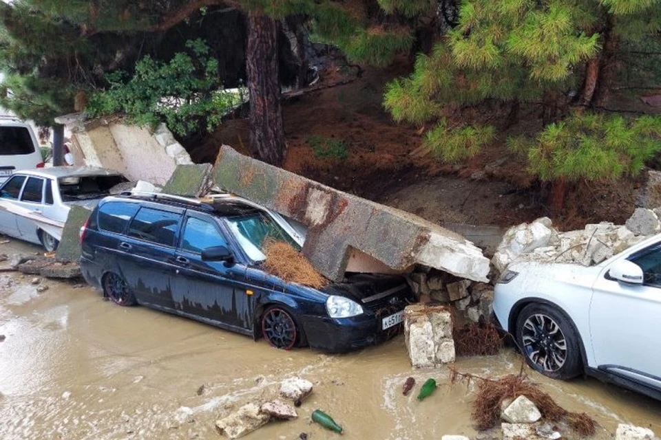 От бушующей стихии пострадали три автомобиля. Фото: Tg-канал «Крымский репортаж Сандро»