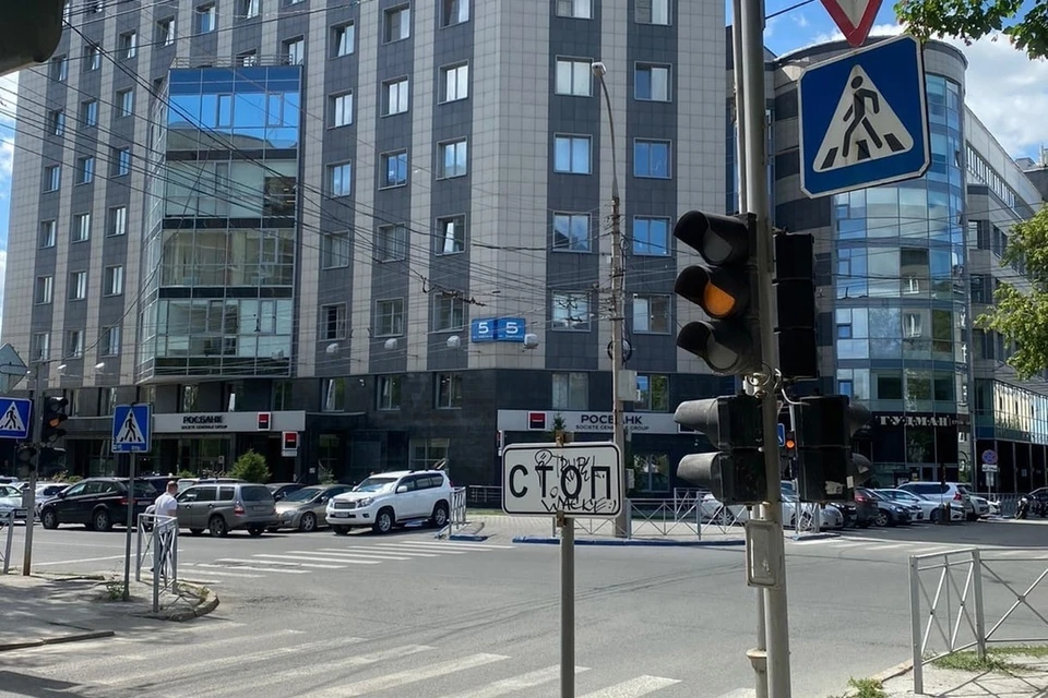 В Новосибирске перестали работать светофоры на перекрестках после ночного ливня. Фото: АСТ-54.