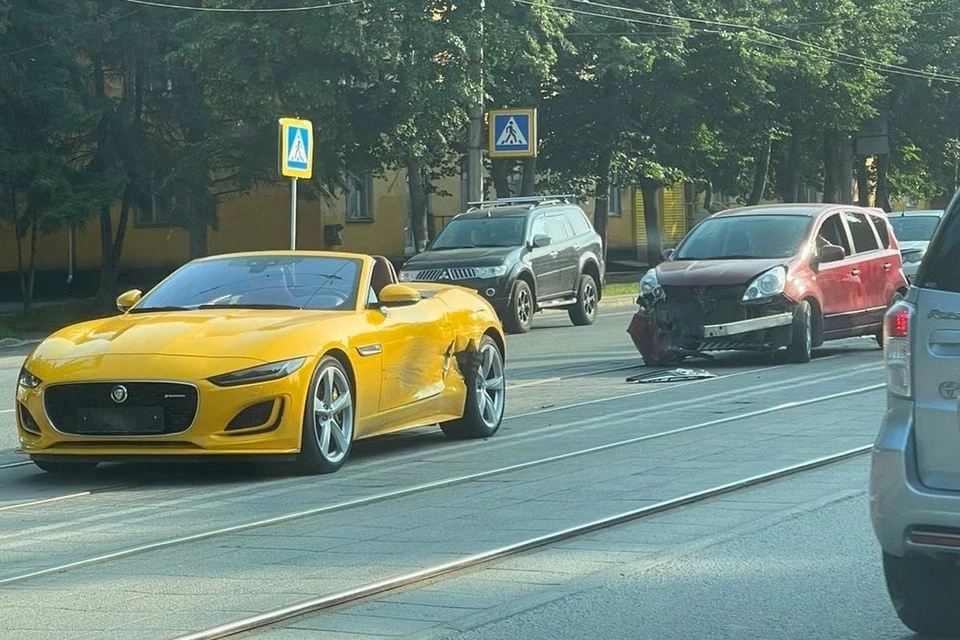 Спорткар «Ягуар» попал в аварию в Новосибирске. Фото: АСТ-54
