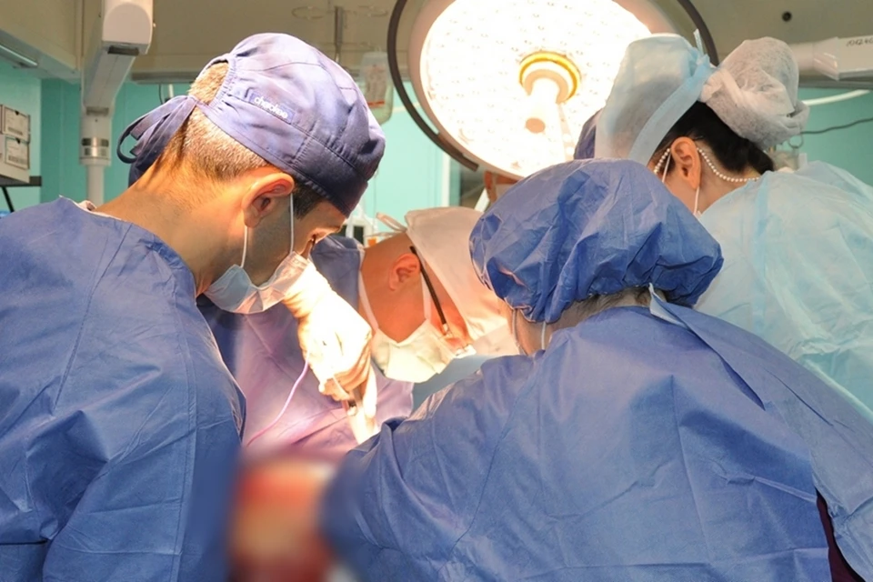Чтобы удержать опухоль, к операции подключили четырех ассистентов. Фото: НМИЦ онкологии Минздрава России.