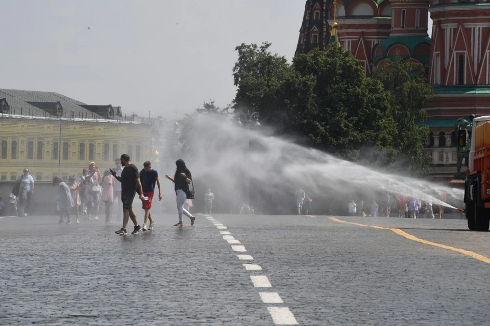 Оставшимся в жару в Москве горожанам остается проводить время вблизи фонтанов или охлаждающей техники