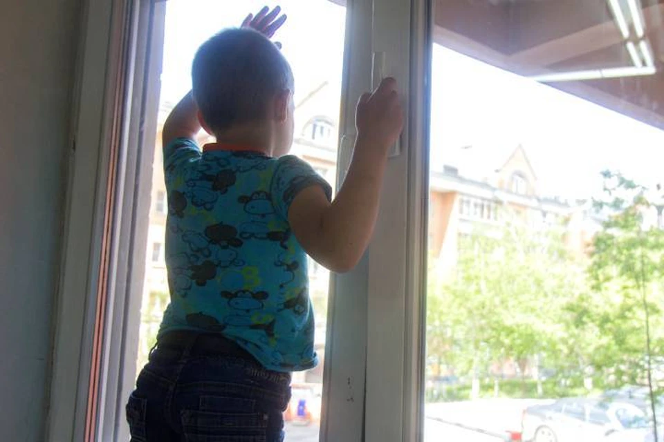 Мальчик смог забраться на балконе на подоконник и открыл окно.