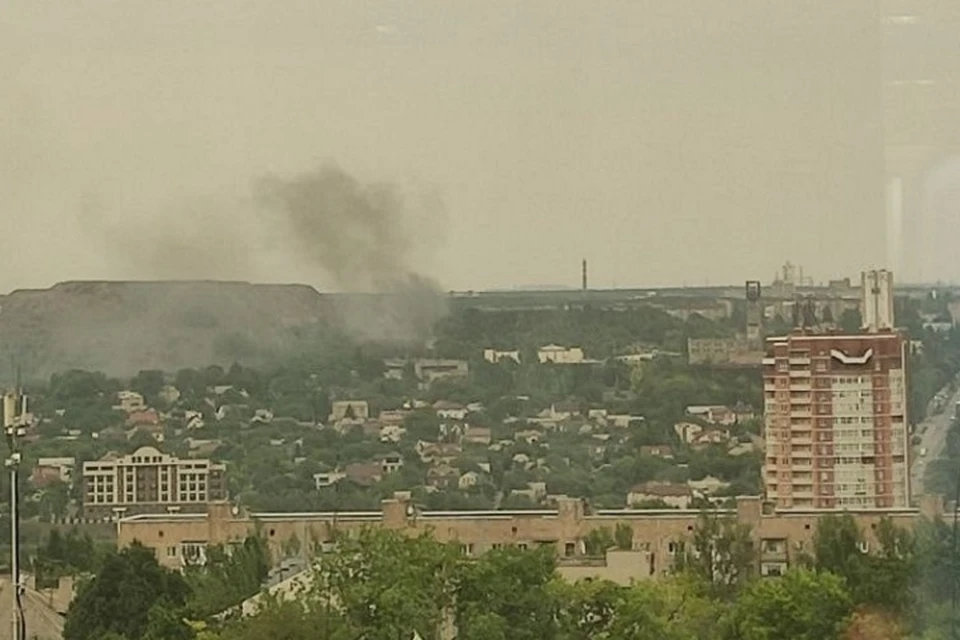 Продолжается пожар в Калининском районе Донецка, вследствие попадания снарядов горят склады «Донтехснаб». Фото: t.me/dnronline
