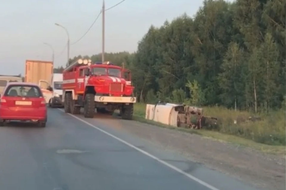 В Новосибирской области недалеко от Толмачево слетел с дороги грузовик. Фото: Кадр из видео\"АСТ-54"