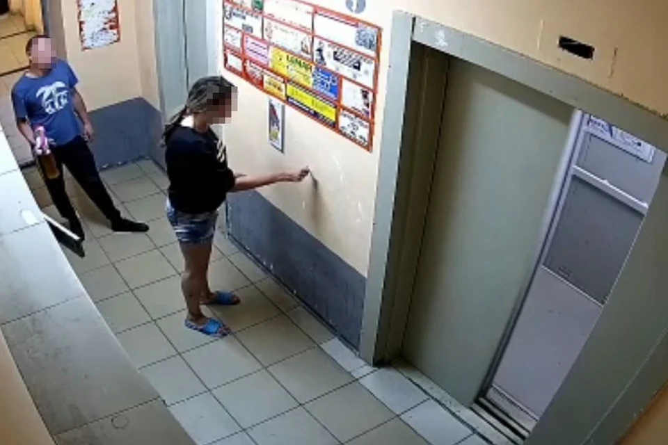 Женщина затушила сигарету об стену. Фото: скриншот из видео