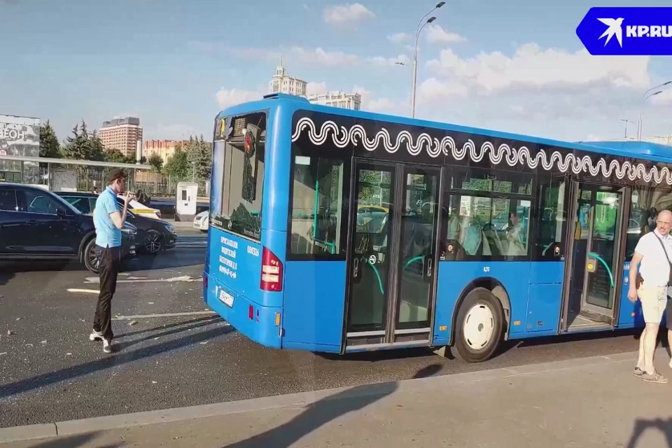 ДТП с участием автобуса и «Газели» произошло на Крымском Валу в Москве 15 августа 2022 года
