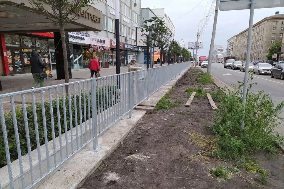 В Новосибирске у бизнес-центра на Вокзальной магистрали начали монтировать забор. Фото: Сибкрай.ru