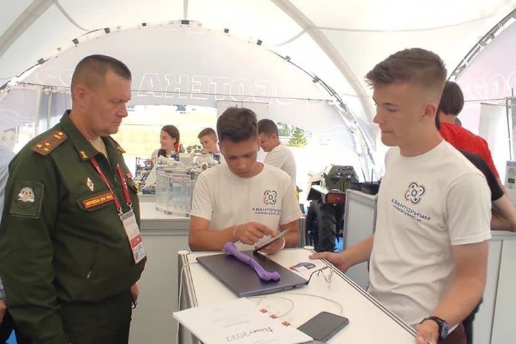 Новокузнецкие школьники представили свою разработку на форуме «Армия-2022»