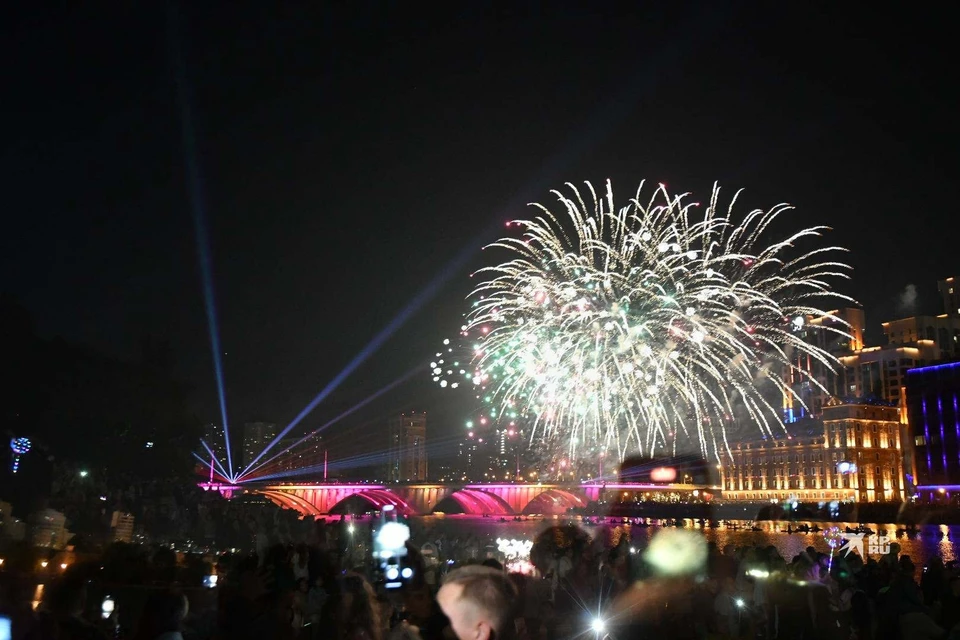 Салют в 2022 году начался в 22:50