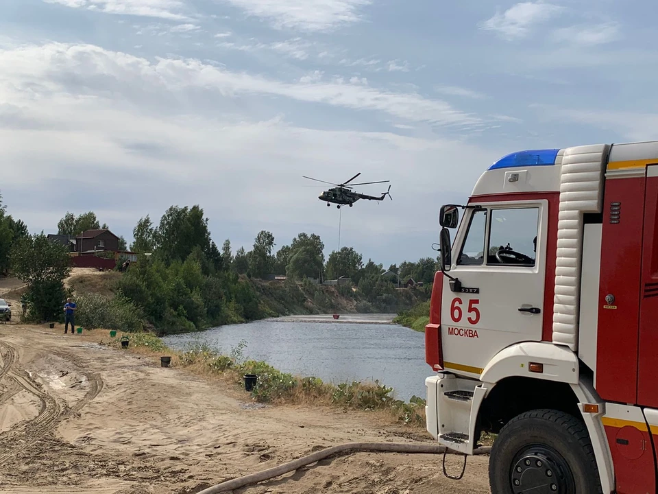 21 августа в Рязанской области из-за подошедшего вплотную лесного пожара объявлено «временное отселение» жителей двух населенных пунктов. Фото: ГУ МЧС по Рязанской области.