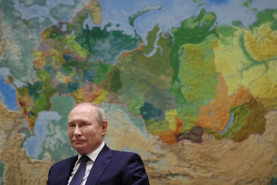 Владимир Путин назвал российский триколор священным символом для всех поколений граждан