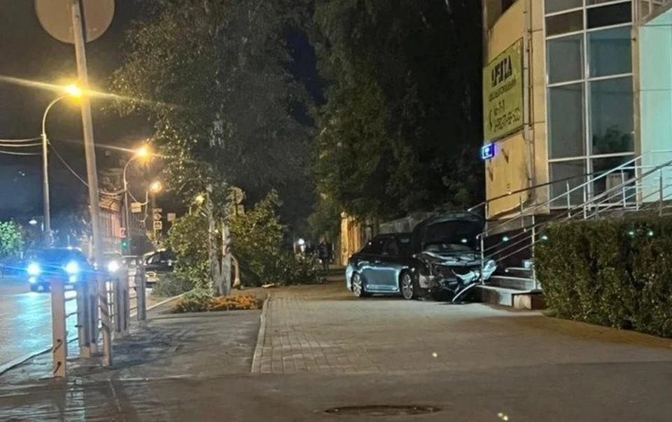 Легковушка врезалась в крыльцо популярного в Тюмени бара. Фото: «Tyumen Times, Тюмень | ДТП, ЧП, ЧС» в ВК.