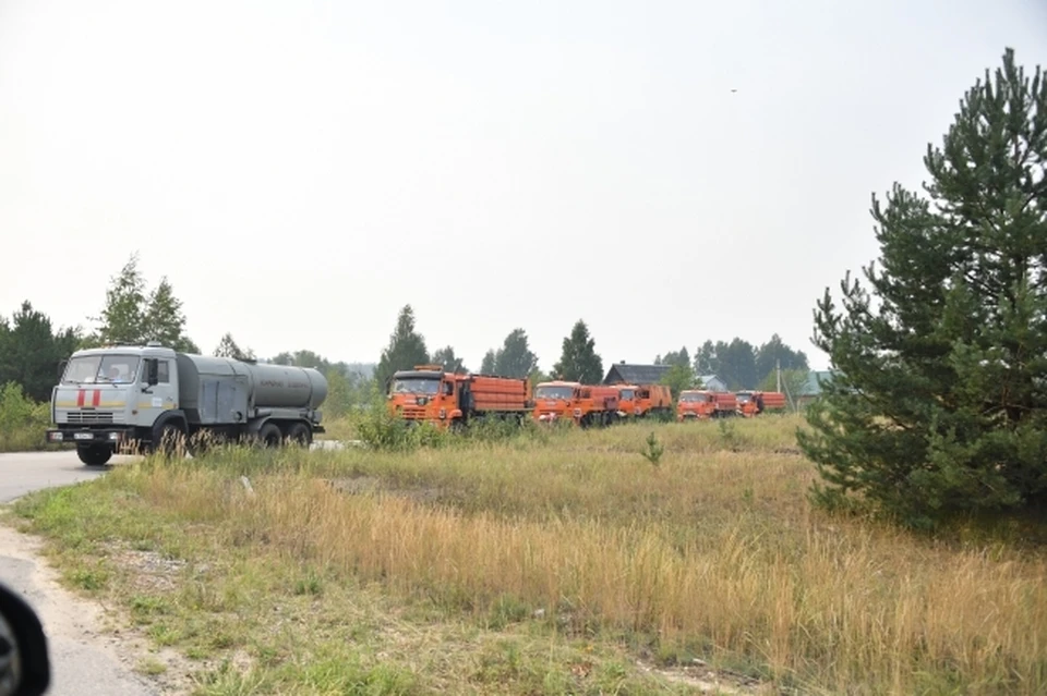 Огнеборцы стараются не допустить угрозы жилым домам