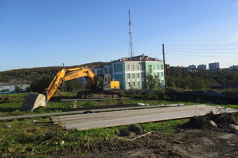 На улице Павлова в Мурманске заметили начало строительства дома в рамках реновации Больничного городка. Фото: vk.com/murmansk_public_space