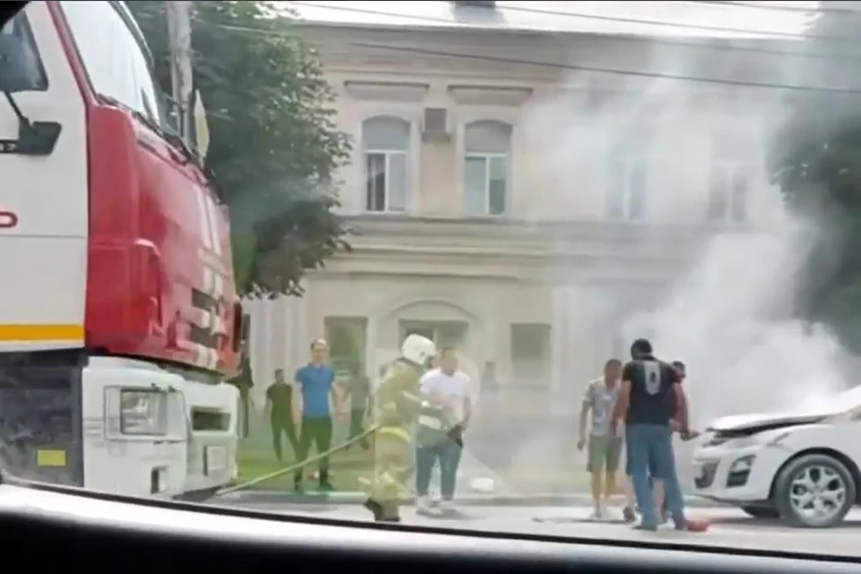 Пожарные быстро потушили загоревшийся автомобиль в Рязани.