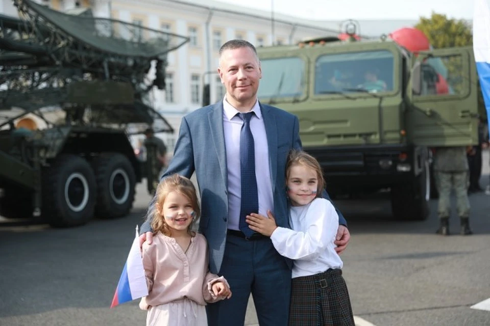 Врио губернатора Михаил Евраев с юными участницами праздника на Советской площади Ярославля.