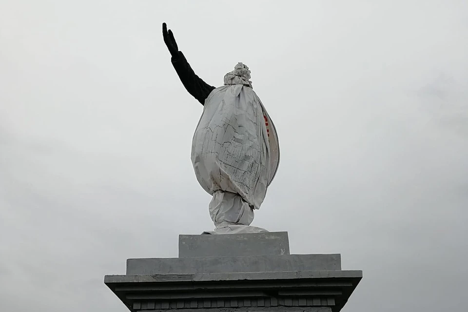 Из-за разрушений памятник Ленину накрыли белым полотном