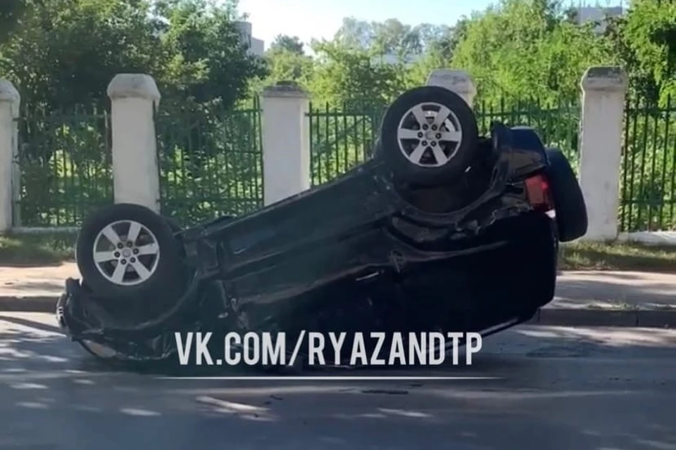 Автомобиль приземлился на крышу на улице Новой в Рязани. Фото: ДТП | Аварии | Рязань.