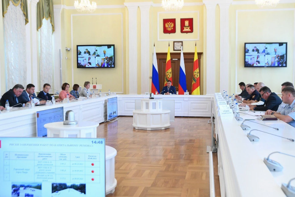 Во время селекторного совещания.