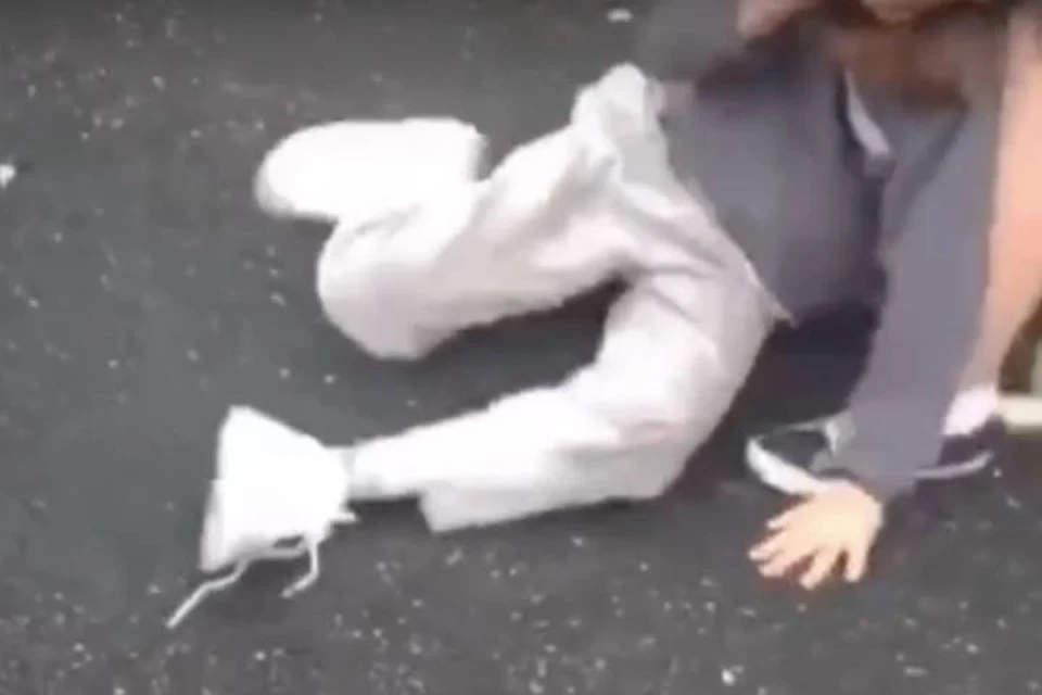 12-летняя девочка жестоко избила подругу на детской площадке в Петербурге