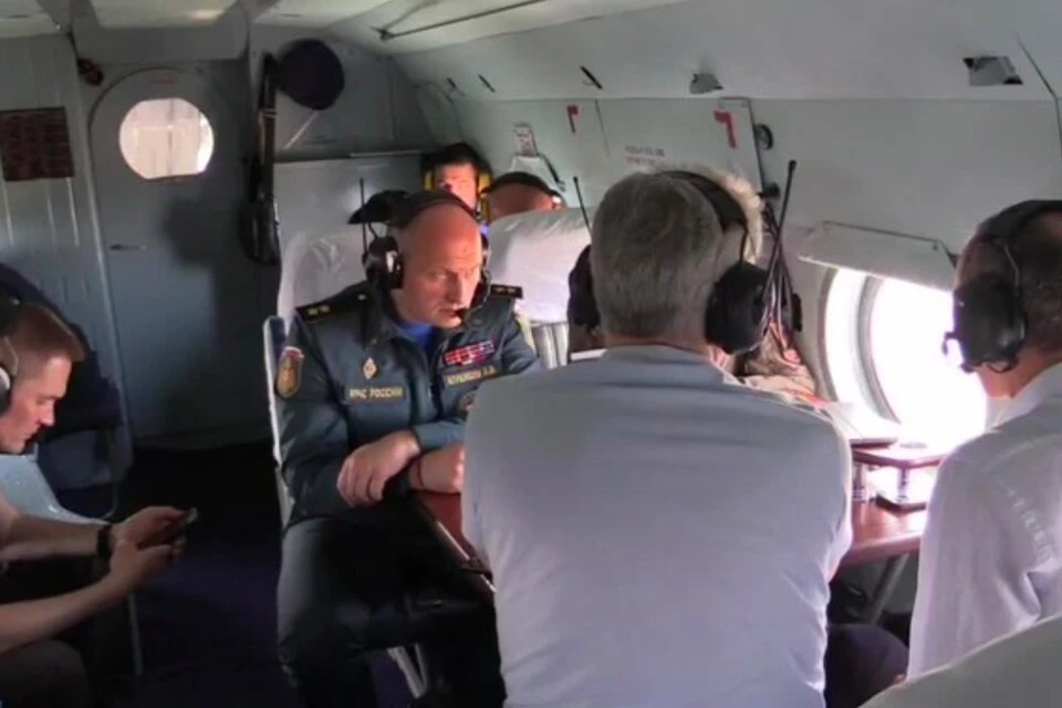 Сергей Собянин и глава МЧС Александр Куренков проводят облет пострадавших территорий