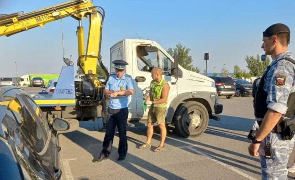 В Волгограде на парковке ТРЦ приставы за долги арестовали 10 авто