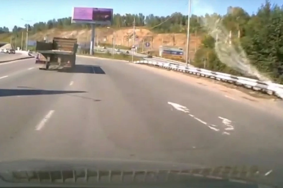 Бревно вылетело из открытого прицепа. Фото: скриншот из видео группы "АСТ-54"
