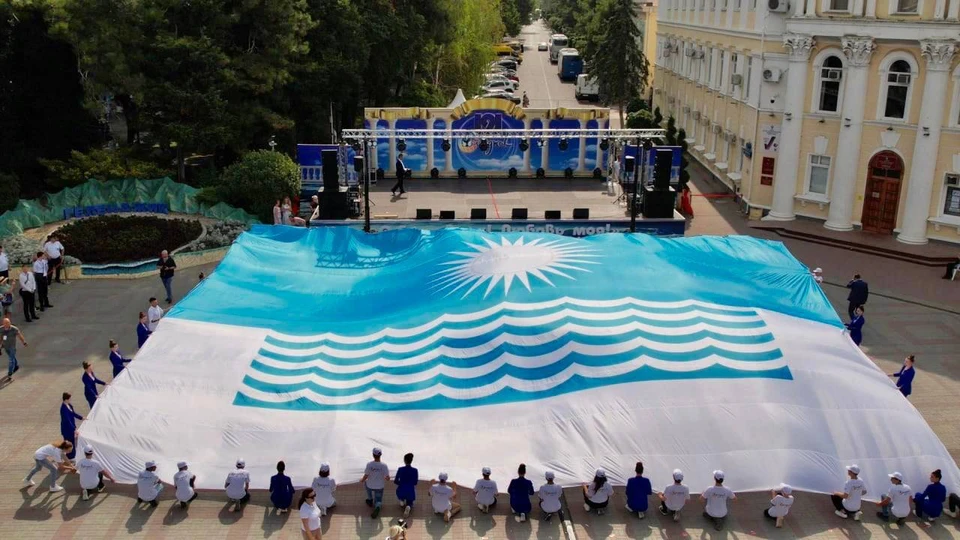 Огромный флаг города занял почти всю территорию площади. Фото: t.me/BogodistovAA