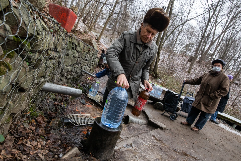 Саратовская вода. Родники. Родниковая вода Фанская. Грязные в Саратове Родники. Мониторинг воды в саратовских Родниках.