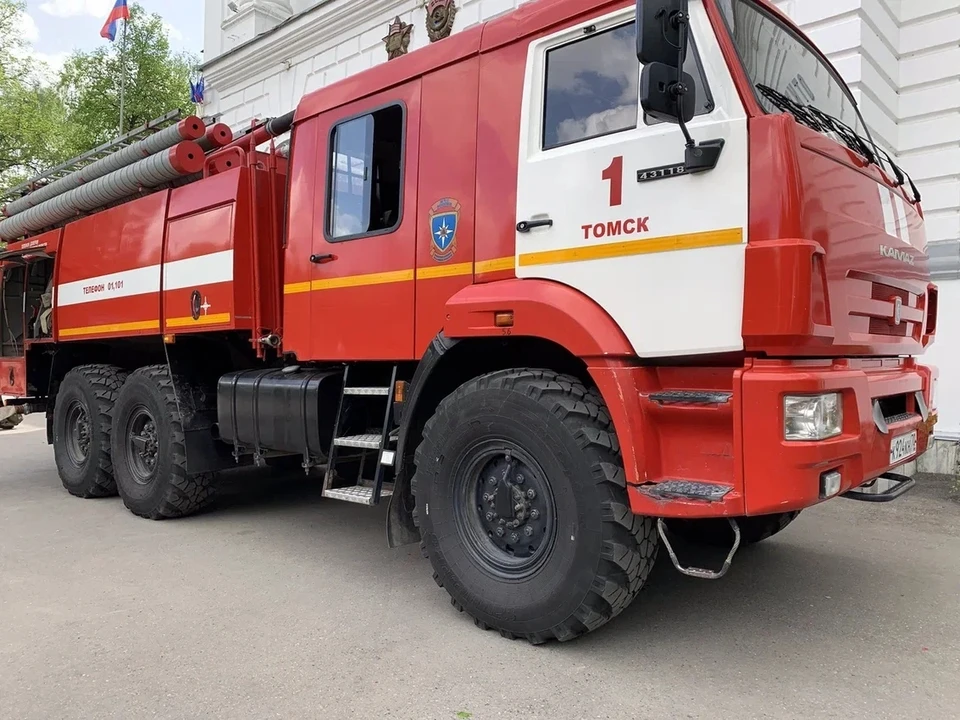 В селе Томской области пожарные спасли мужчину из горящего дома.