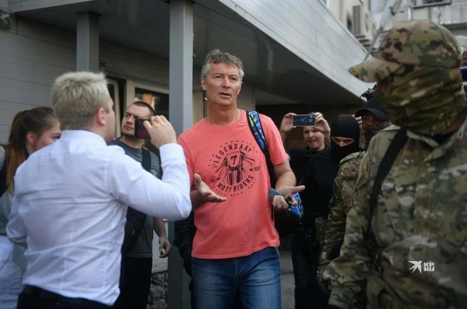 Инспектор ФСИН сразу же понял, что Ройзман выехал за пределы Екатеринбурга – помог браслет, надетый на ногу политика