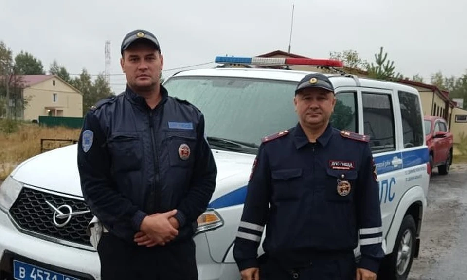 В Югре полицейские отвезли в больницу мужчину с инсультом, которому стало плохо за рулем. Фото: Пресс-служба УМВД России по ХМАО — Югре