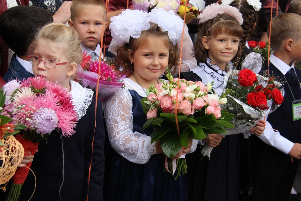 Дети 2026 года. 1 Сентября в России. 32 Школа Орел 1 сентября. 1 Сентября 18 школа. Школа 1 Орел выпускной 2023.