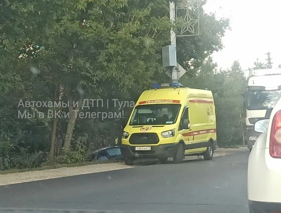 В Туле на улице Чмутова Vokswagen вылетел в кювет: пострадали две женщины
